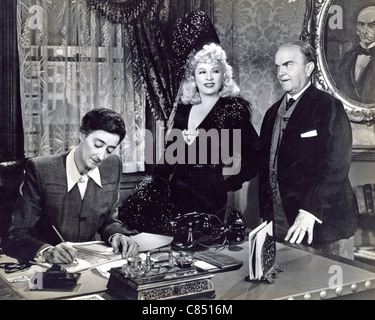 DIE Hitze ist auf (aka Tropicana) 1943 Columbia Film mit von links: Almira Sessions, Mae West, Victor Moore Stockfoto