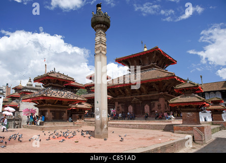 Ein Blick auf den König Pratap Malla Spalte und Jagannath Bügel in Durbar Square, Kathmandu, Nepal, Asien Stockfoto