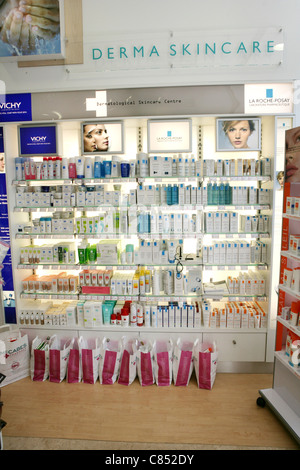 Vichy Loreal Regal in einer Apotheke Stockfoto