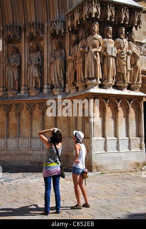 Figuren der Apostel auf der Fassade der Kathedrale von Tarragona, Plaça de La Seu, Tarragona, Provinz Tarragona, Katalonien, Spanien Stockfoto