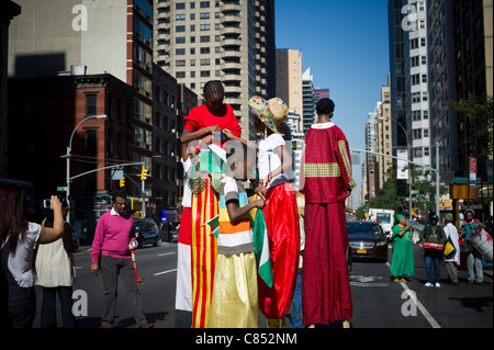 Stelzenläufer bei der nigerianischen Independence Day Parade in New York Stockfoto