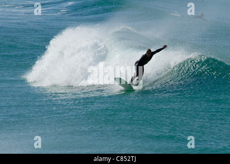 Surfer reiten Welle an der Gold Coast in Australien Stockfoto