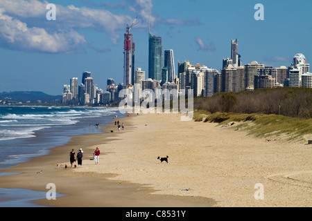 Menschen wandern entlang dem Strand nördlich von Surfers Paradise in Australien Stockfoto