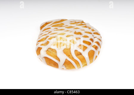 Käse-Plundergebäck mit Sahnehäubchen auf weißem Hintergrund, Ausschnitt. Stockfoto