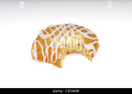 Käse-Plundergebäck beträufelt mit weißem Zuckerguss mit Bissen aus ihm heraus auf weißem Hintergrund Ausschnitt genommen Stockfoto