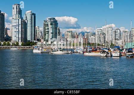 Einen malerischen Blick auf Vancouvers False Creek Wasserstraße und die Skyline der Stadtteil Yaletown. Stockfoto