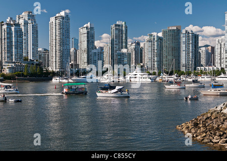 Einen malerischen Blick auf Vancouvers False Creek Wasserstraße und die Skyline der Stadtteil Yaletown. Stockfoto