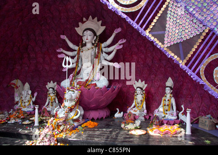 Darstellung der Göttin Durga auf "Puja im" durch Vivekanand Park Athletic Club in Haridevpur, Kalkutta, Westbengalen, Indien Stockfoto