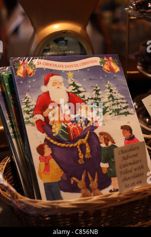 Adventskalender für Verkauf in einem Süßwarenladen. Columbia State Historic Park, Columbia, Tuolumne County, Kalifornien, USA Stockfoto