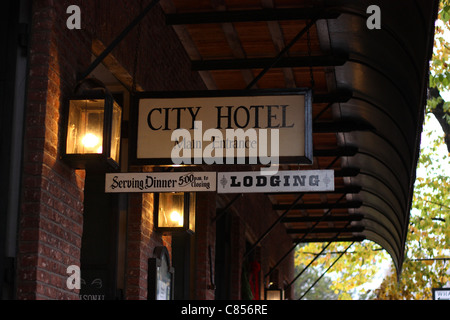 City Hotel Schild. Columbia State Historic Park, Columbia, Tuolumne County, Kalifornien, USA Stockfoto