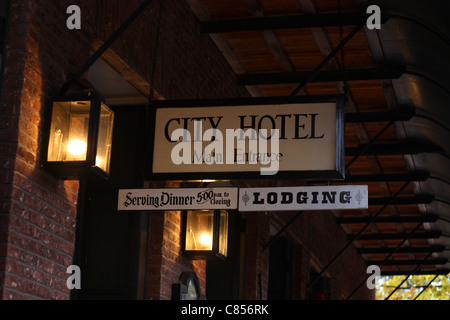 City Hotel Schild. Columbia State Historic Park, Columbia, Tuolumne County, Kalifornien, USA Stockfoto