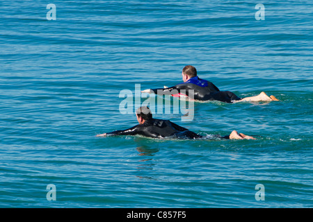 Zwei Surfer paddeln um Wellen in Australien Stockfoto