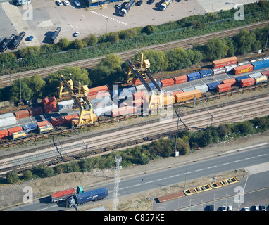 Containerterminal Straße / Schiene, Tilbury, Essex, Südost-England Stockfoto