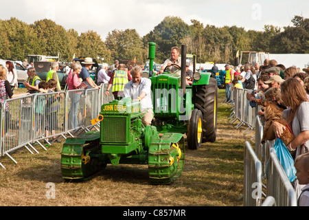 Oldtimer-Traktor auf dem Display an der Alresford Show 2011, Hampshire, England. Stockfoto