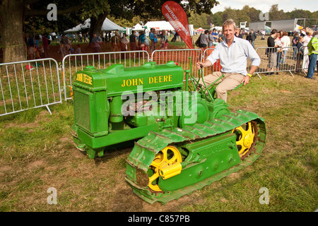 Vintage John Deere Traktor auf dem Display an der Alresford Show 2011, Hampshire, England. Stockfoto