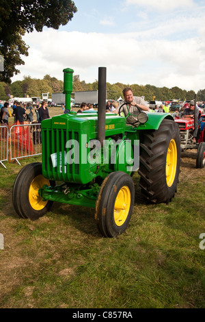 Oldtimer-Traktor auf dem Display an der Alresford Show 2011, Hampshire, England. Stockfoto