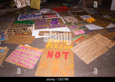 Dutzende von Schildern mit Protest-Nachrichten innerhalb des Zuccotti Park in der 2011 Occupy Wall Street darauf geschrieben Stockfoto