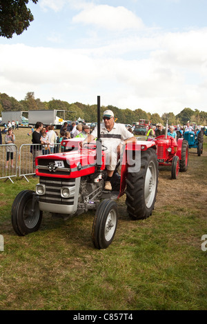 Oldtimer-Traktor auf dem Display an der Alresford Show 2011, Hampshire, England. Stockfoto