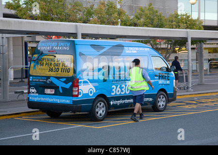 Kostenloser Shuttle-Bus, Minibus, Shuttle-Bus, der am Flughafen Brisbane, Queensland, Australien wartet Stockfoto