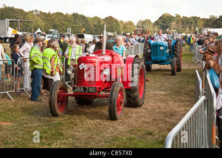 Oldtimer-Traktor auf dem Display an der Alresford Show 2011, Hampshire, England. Stockfoto