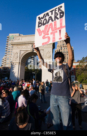 Besetzen Sie Wall Street Demonstrant im Washington Square Park mit einem Schild, das liest "Water Board Wand St!" Stockfoto