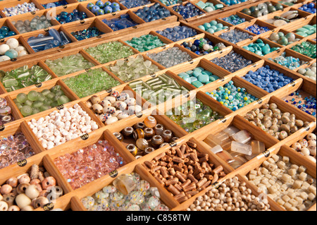 Einzelheiten über bunte Vorkehrungen für die Herstellung von handgefertigten Halsketten Armbänder und Schnickschnack hautnah Stockfoto