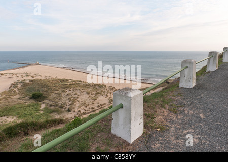 kleine Bahn neben Straße Seite markiert die Grenze zu einem 70 m Höhenunterschied schiere eine Klippe hinunter zum Strand unten Gesicht hoch Stockfoto