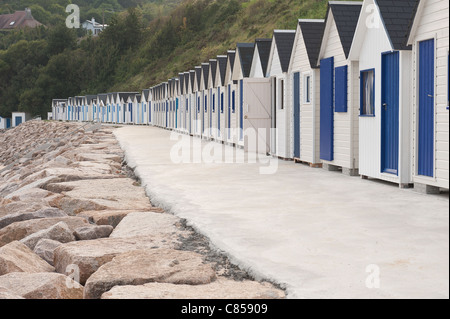 Reihe von Urlaub Sommer Häuser Buche Hütten in der Dämmerung shut up für die Nacht Stockfoto