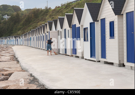 Reihe von Urlaub Sommer Häuser Buche Hütten in der Dämmerung shut up für die Nacht Stockfoto