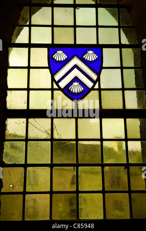 Blaue Wappen in Glasmalerei-Fenster auf Hof sichern Stockfoto