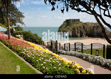 Gärten mit Blick auf Schloss Sands Beach und St. Catherine der Insel Fort, Tenby, South Wales Stockfoto