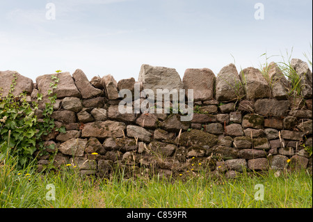 Skyscape gegen Nahaufnahme Detail der Trockenmauer Stockfoto