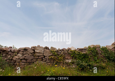 Skyscape gegen Nahaufnahme Detail der Trockenmauer Stockfoto