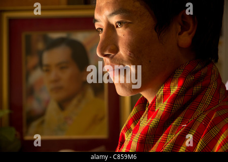 Treuen Bhutan mit Porträt von König Jigme Khesar Namgyel Wangchuck Stockfoto
