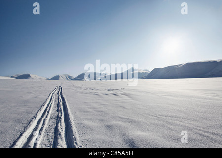 Reifenspuren im tief verschneiten Feld Stockfoto