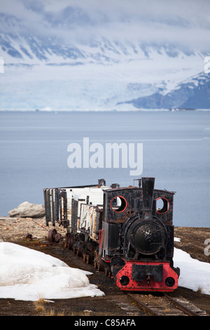 Alte Dampfmaschine für den Transport von Kohle in Ny Alesund, Svalbard. Stockfoto