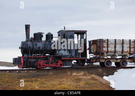 Alte Dampfmaschine für den Transport von Kohle in Ny Alesund, Svalbard. Stockfoto