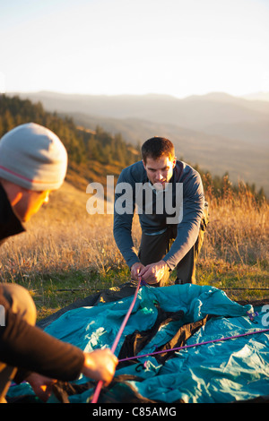 Männer, Zelt, Hood River, Oregon, USA Stockfoto