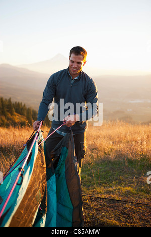 Einstellung der Mann Zelt, Hood River, Oregon, USA Stockfoto