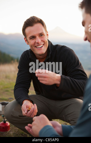 Freunde, Camping, Hood River, Oregon, USA Stockfoto