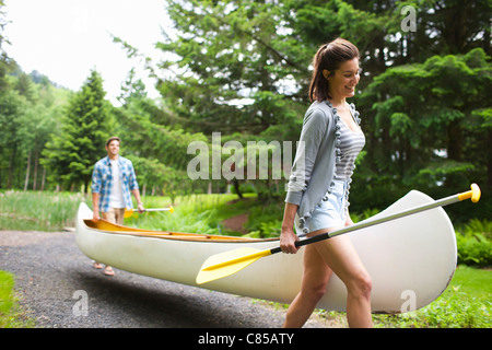 Paar mit Kanu, Columbia River Gorge, Oregon, USA Stockfoto