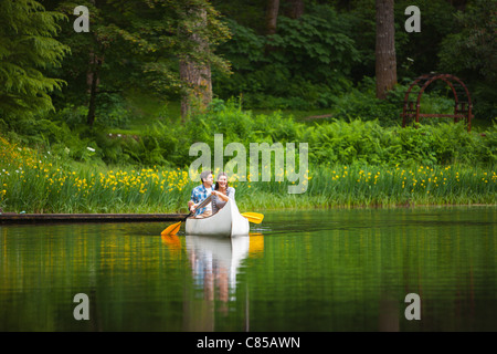 Paar, Kanufahren, Columbia River Gorge, Oregon, USA Stockfoto