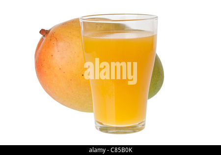 Glas Mango-Saft und eine ganze Mango isoliert auf weißem Hintergrund Stockfoto