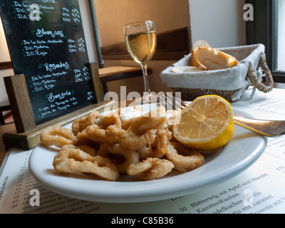 TAPAS-BAR PALMA SPANIEN Gebratene Calamari-Tapas und ein Glas Weißwein in der mallorquinischen Tapas-Bar Palma de Mallorca Spanien Stockfoto