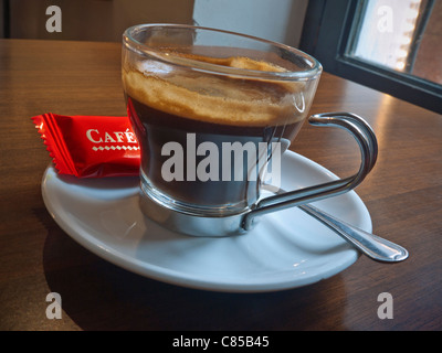 Doppelter Espresso Kaffee Tasse am Café-Tisch Stockfoto