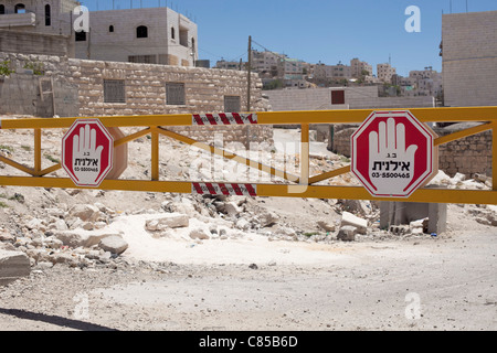 Eine Barriere mit Schild Warnung im hebräischen nicht zu überqueren, zentrale Hebron, Palästina Stockfoto