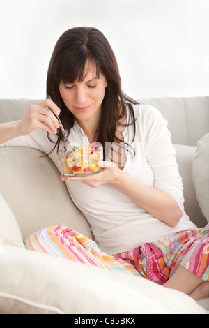 Frau Essen Obstsalat Stockfoto