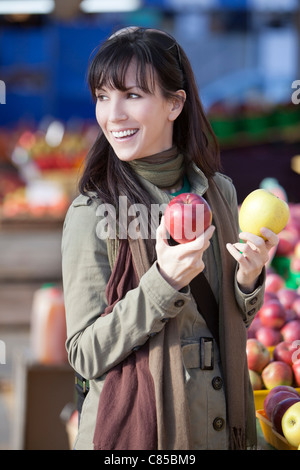 Frau im Outdoor-Markt, Montreal, Quebec, Kanada Stockfoto