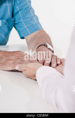 Mann und Frau Hodling Hände Stockfoto