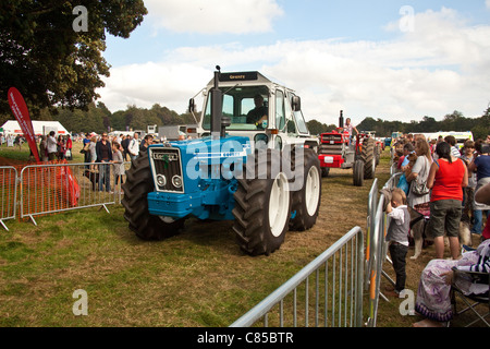 Oldtimer-Traktor auf dem Display an der Alresford Show 2011, Hampshire, England. Stockfoto